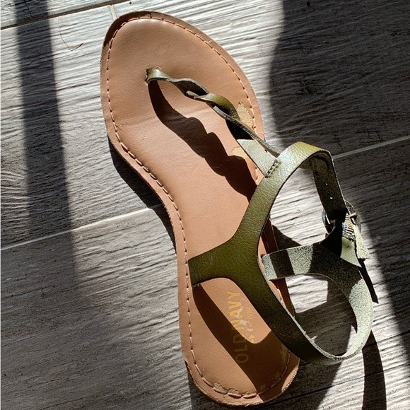 Old Navy Olive Twist T-Strap Sandals - Picture 3 of 9